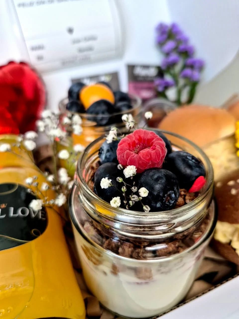 Dúo Amor Petit, desayuno + arreglo 3 rosas ❤️🌹