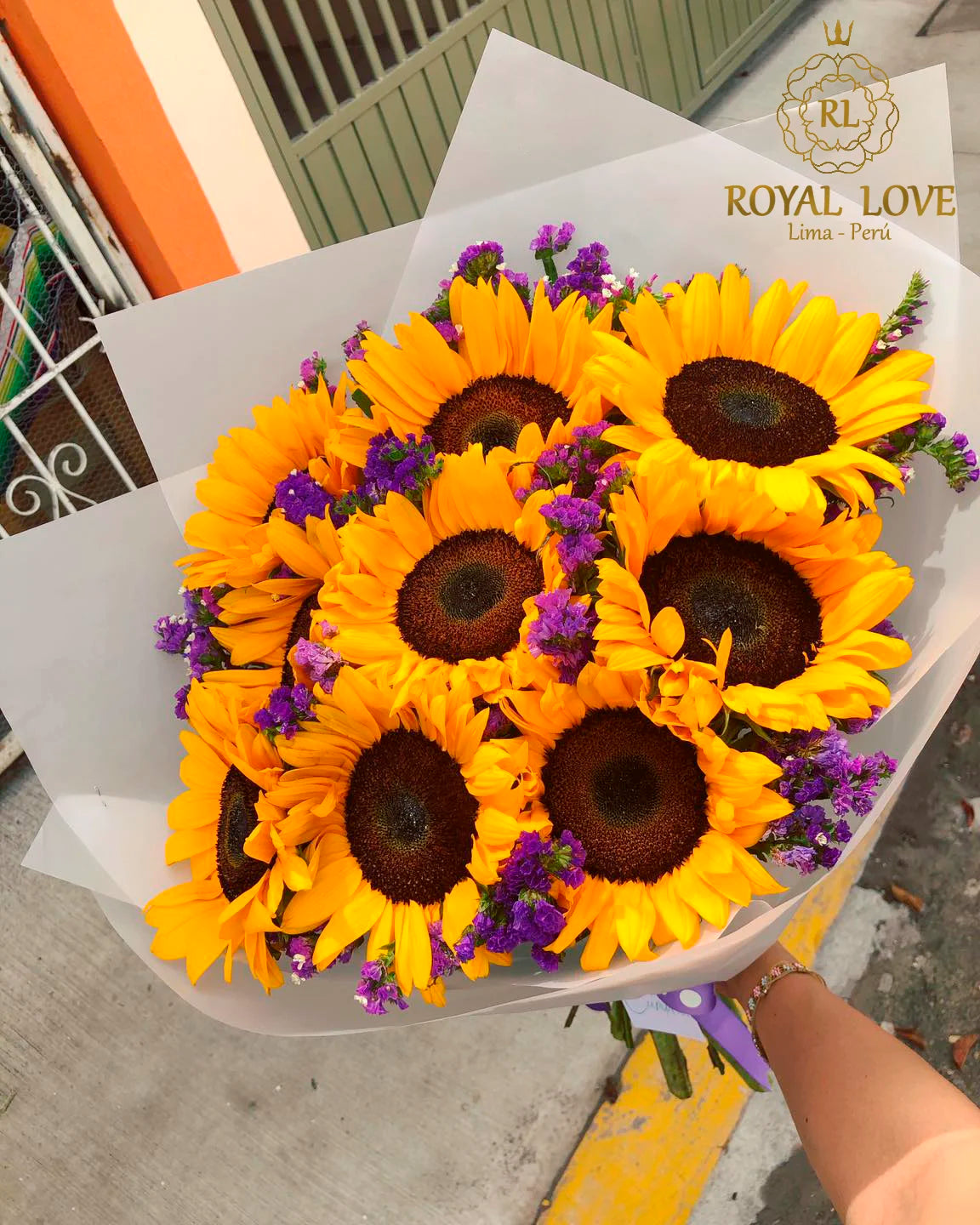 Ramo girasoles flores sorpresa de amor personalizado con caja de regalo para aniversario o cumpleaños en Lima – Royal Love