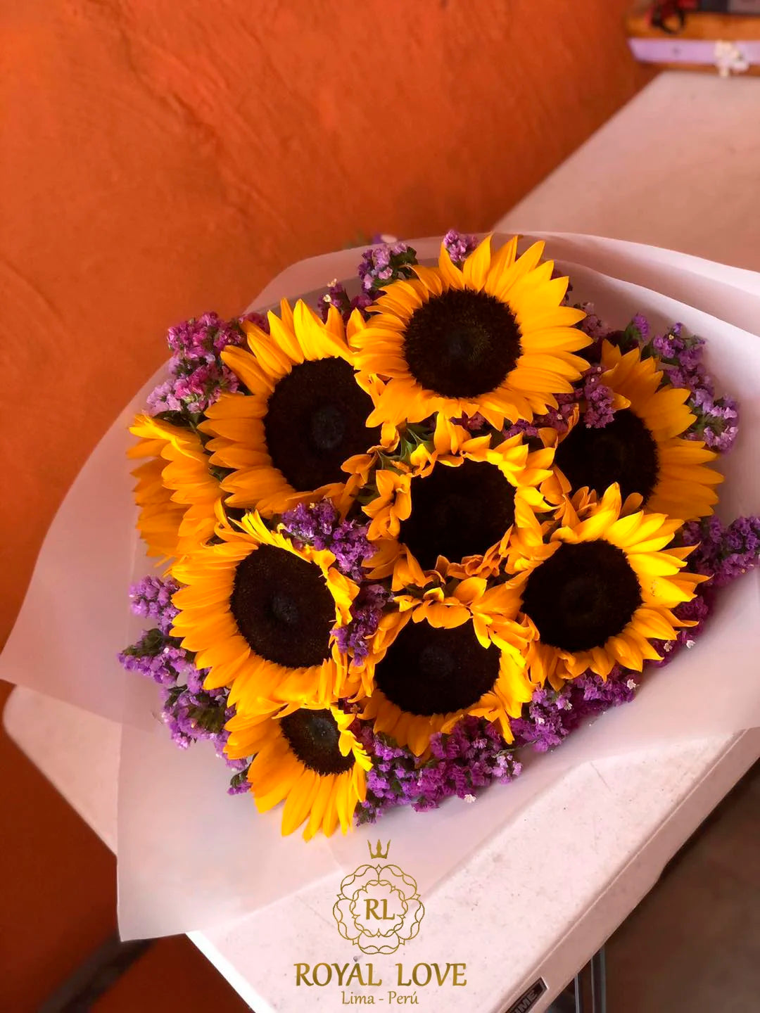 Ramo girasoles flores sorpresa de amor personalizado con caja de regalo para aniversario o cumpleaños en Lima – Royal Love
