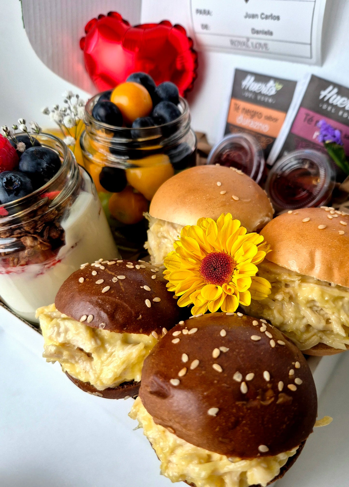 Mini sándwiches de pollo del desayuno de cumpleaños Petit con delivery en Lima
