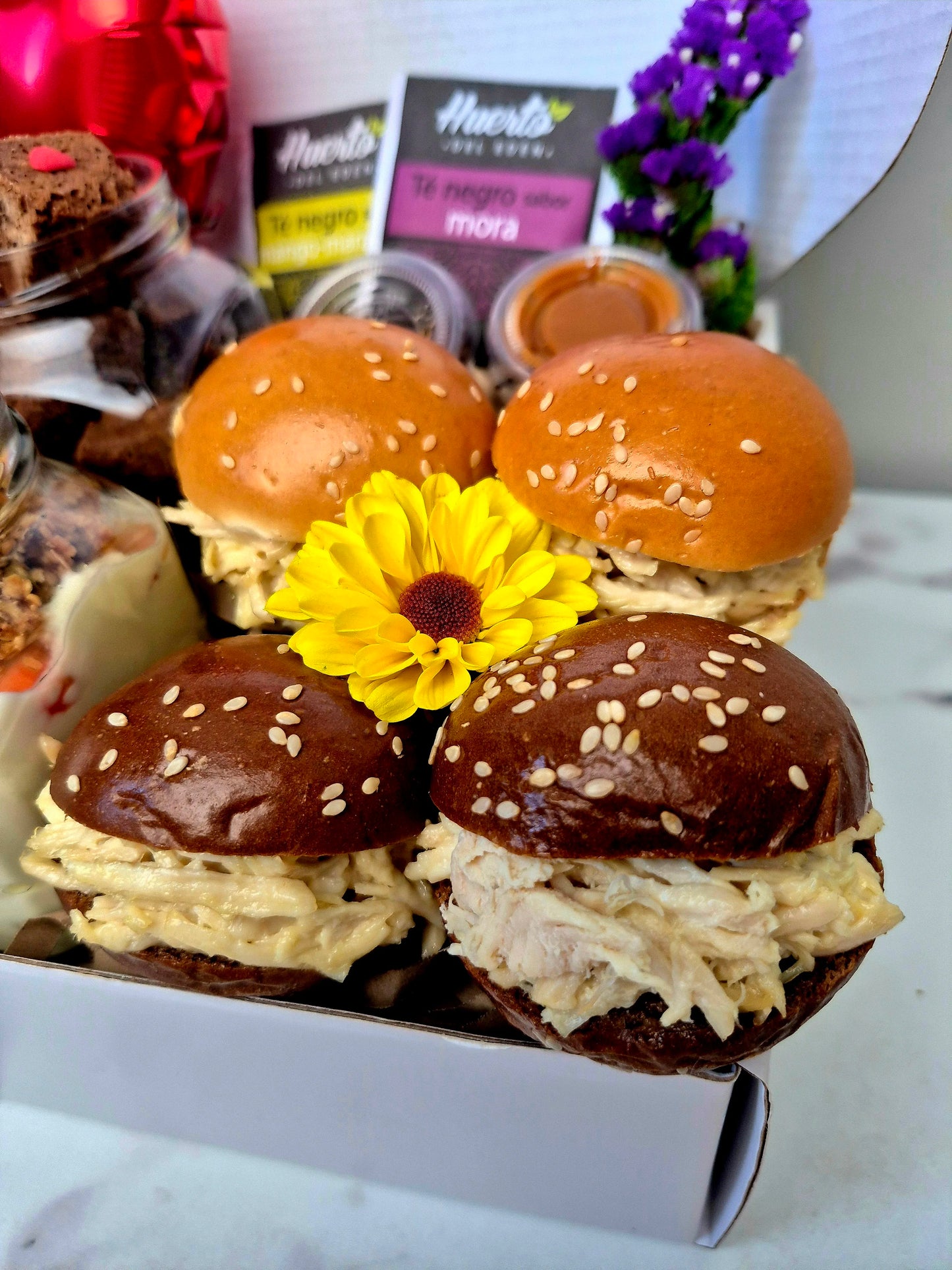 Mini sándwiches de pollo del desayuno de cumpleaños Valentín con delivery en Lima
