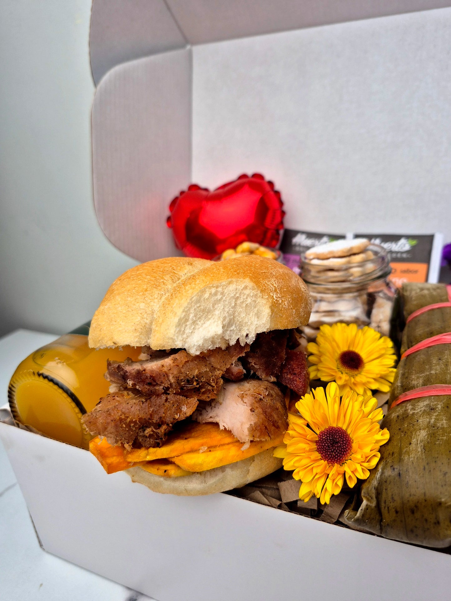 Pan con chicharrón del desayuno de cumpleaños Criollo con delivery en Lima