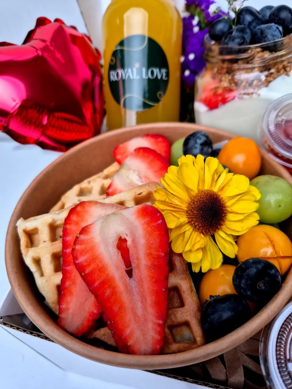 Waffles y frutas frescas del desayuno de cumpleaños Buenos Días con delivery en Lima