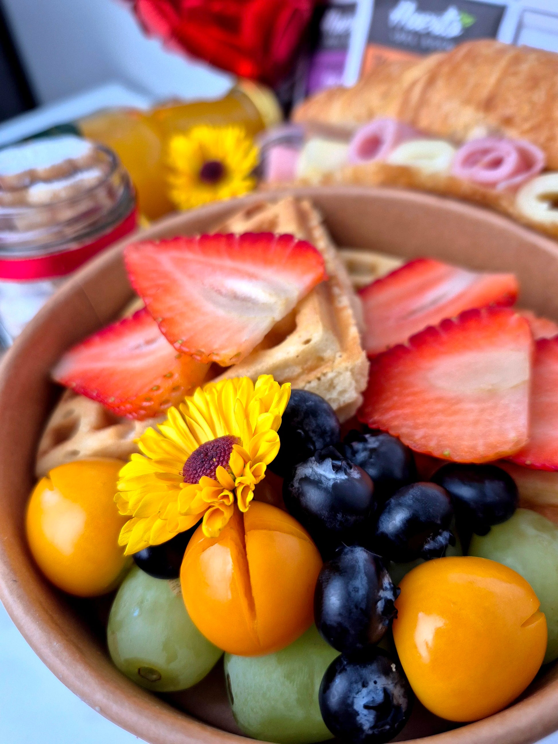 Bowl de frutas frescas y waffles del desayuno de cumpleaños Amor Verdadero  con delivery en Lima