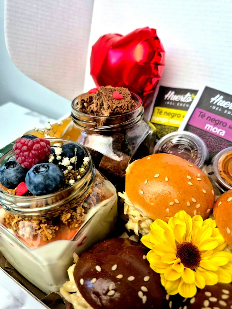 Brownies de chocolate incluidos en el desayuno de cumpleaños Valentín con delivery en Lima