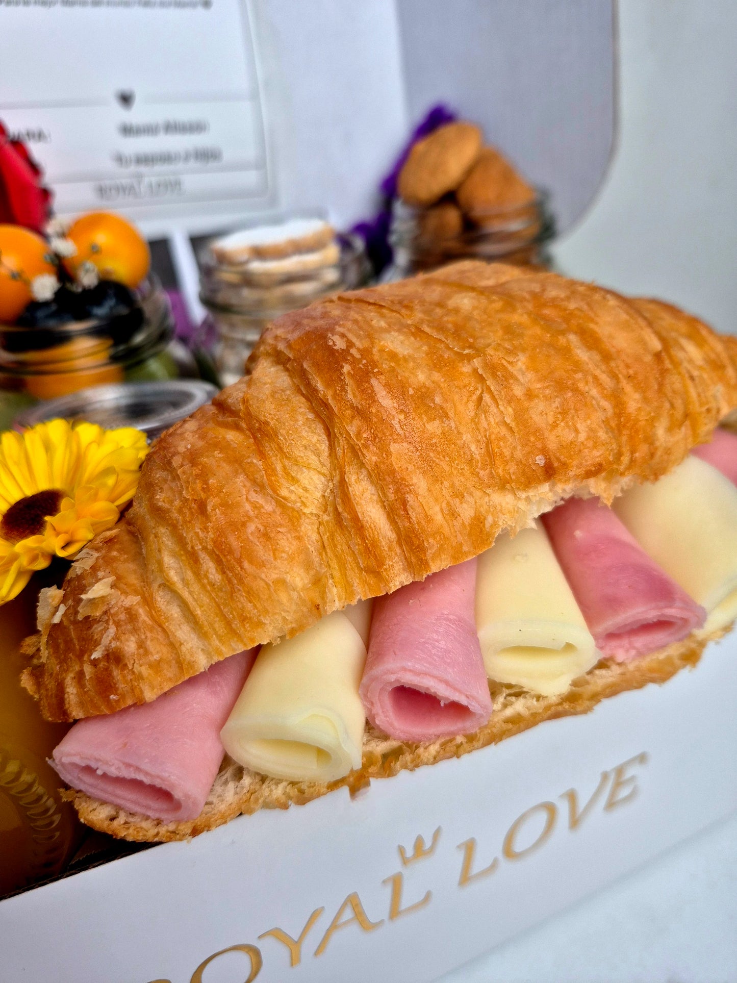 Croissant de jamón y queso del desayuno de cumpleaños Enamorar  con delivery en Lima