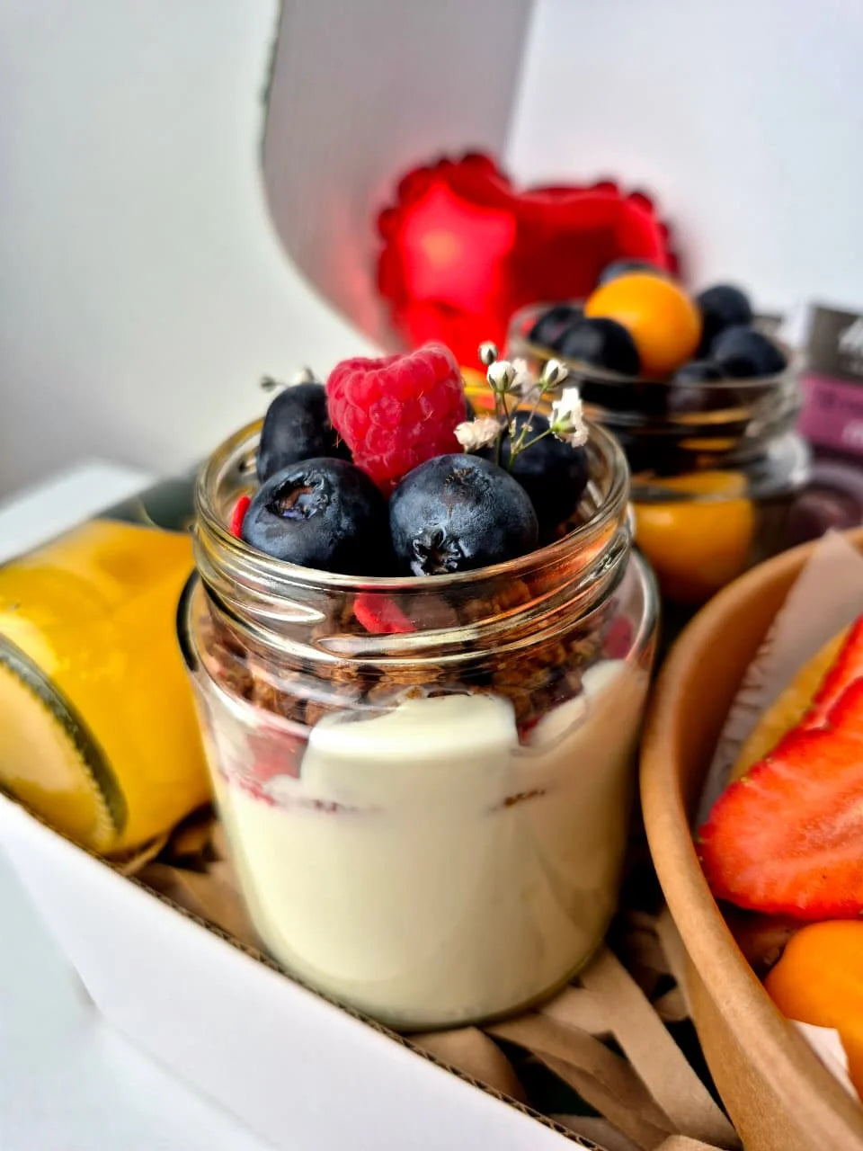 Parfait yogurt griego con granola y frutas del desayuno de cumpleaños Fit con delivery en Lima