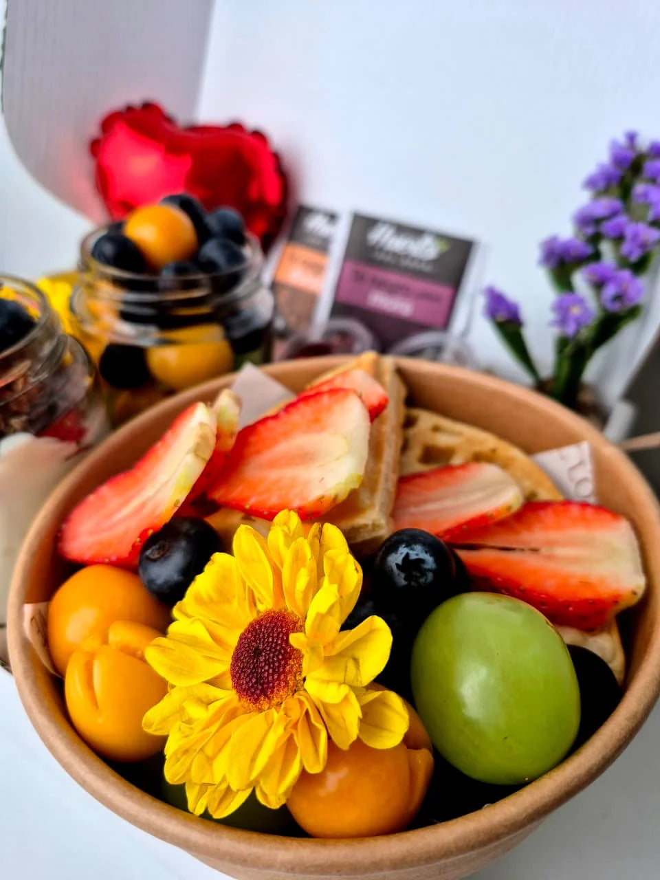 Waffles con frutas incluidos en el desayuno de cumpleaños Fit con delivery en Lima