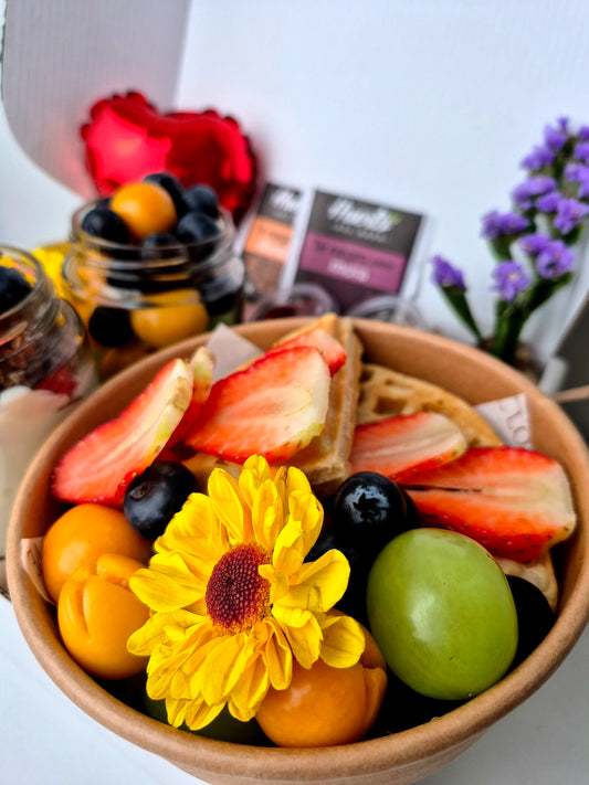 Waffles con frutas incluidos en el desayuno de cumpleaños Fit con delivery en Lima