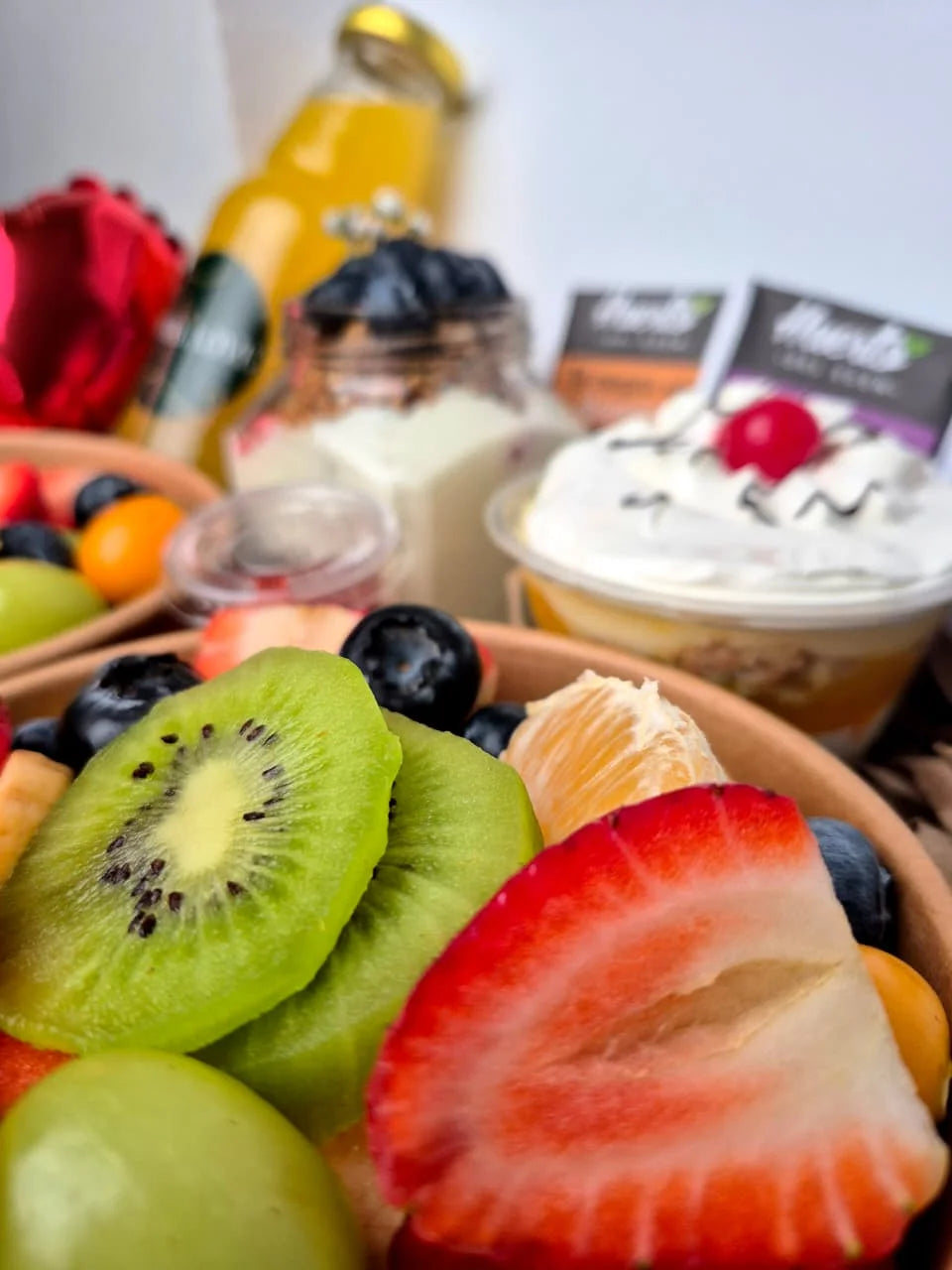 Ensalada de frutas frescas del desayuno de cumpleaños Buenos Días con delivery en Lima