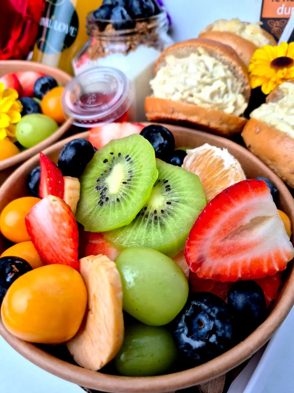 ensalada de frutas frescas del desayuno de cumpleaños Disfruta mi Amor con delivery en Lima