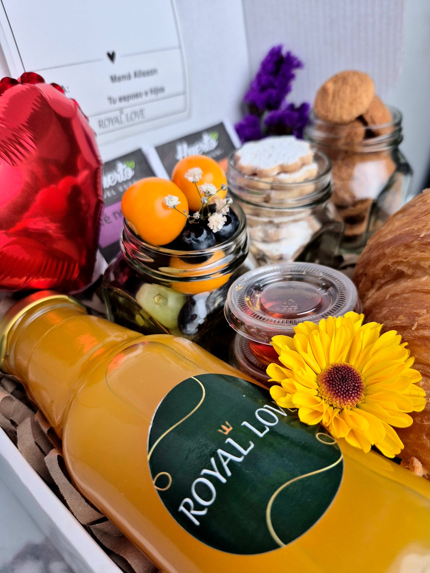 Frasco con frutas frescas y botella de jugo del desayuno de cumpleaños Enamorar  con delivery en Lima