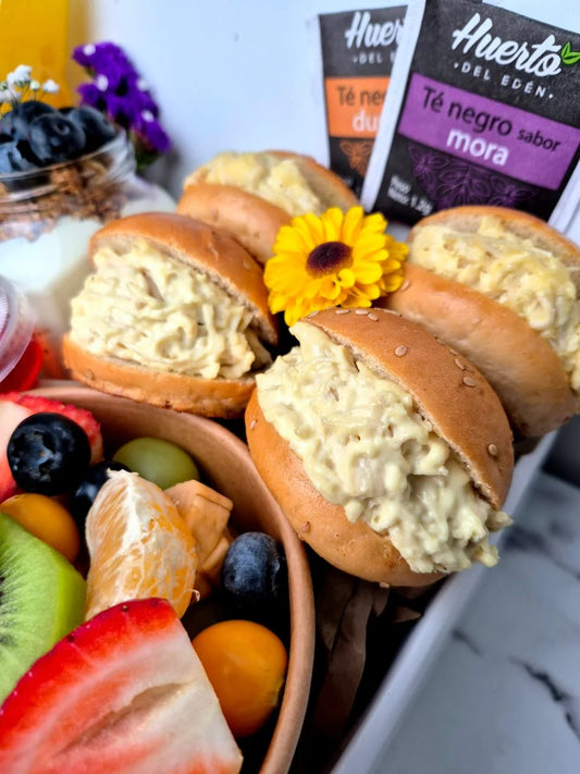 Mini sándwiches de pollo del desayuno de cumpleaños Disfruta mi Amor con delivery en Lima