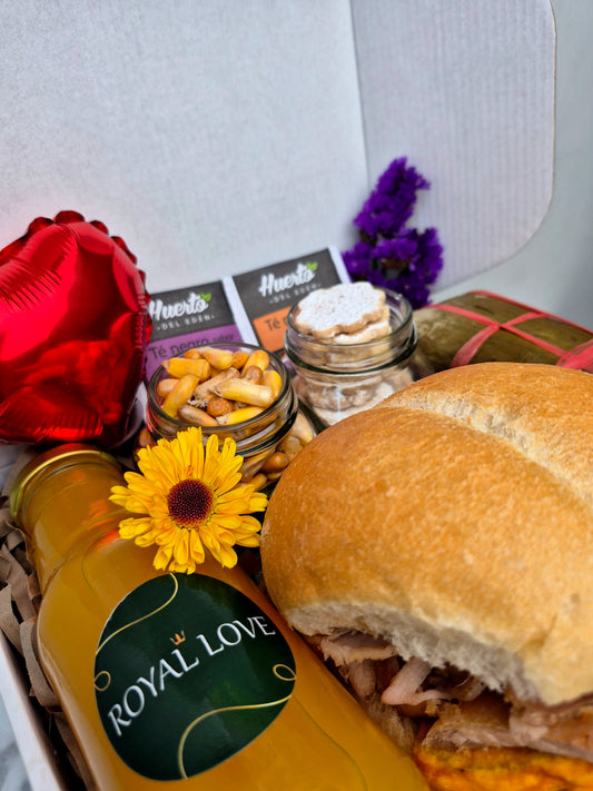 Pan con chicharrón, tamal, alfajores y jugo del desayuno de cumpleaños Criollo con delivery en Lima