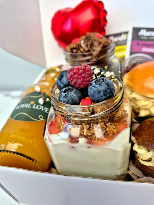 Parfait yogurt griego con granola y frutas del desayuno de cumpleaños Valentín con delivery en Lima